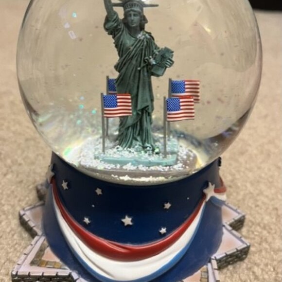 NIB Limited Edition Hallmark Musical Patriotic Water Snow Globe - Picture 6 of 7